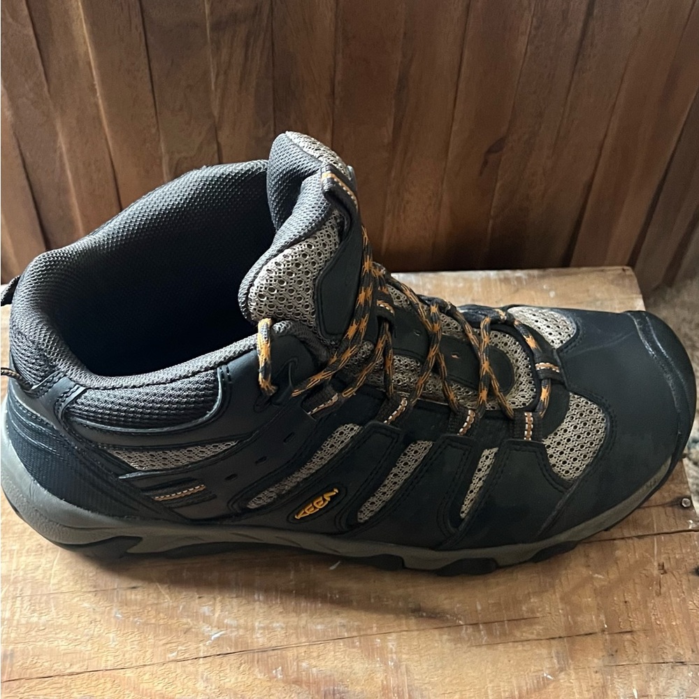 Keen Men's Black and Gray Athletic Trekking Shoe with Yellow Accents